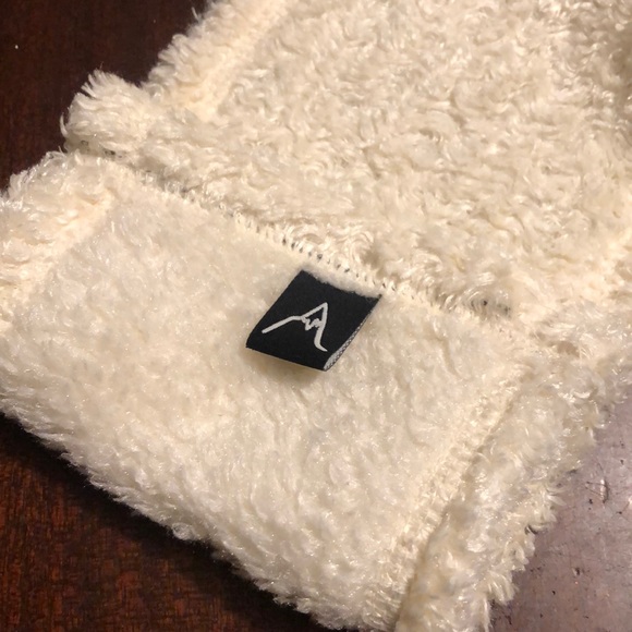Avalanche Accessories - NWOT Avalanche Scarf 🧣